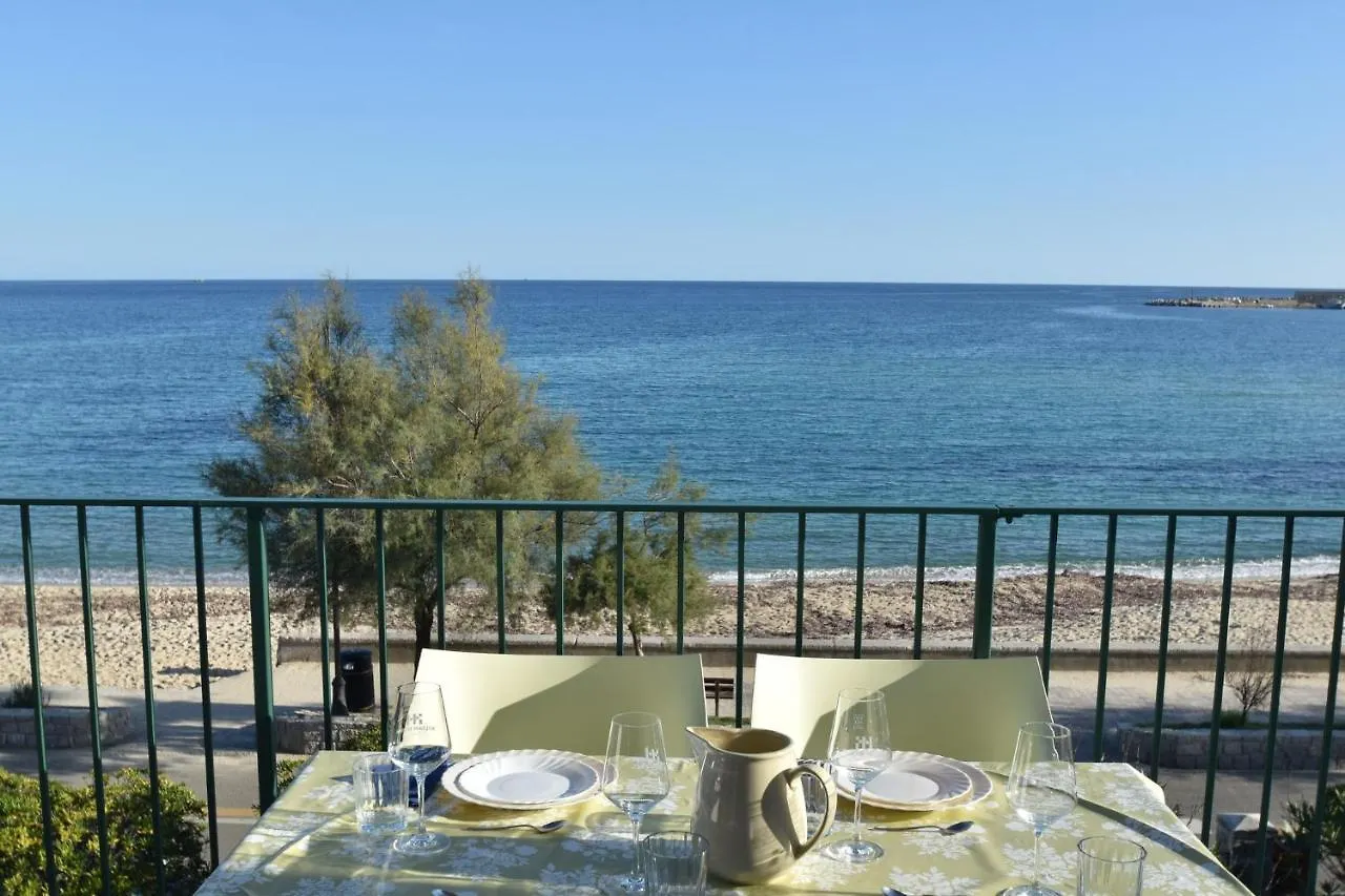 Appartamenti Montecristo - Fronte Mare In Posizione Unica Марина-ди-Кампо 0*,  Италия
